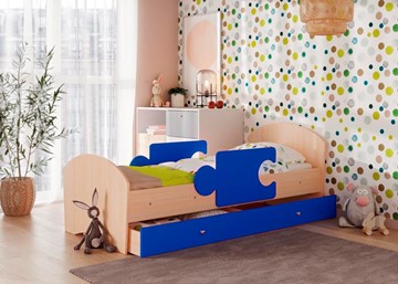 Кровать детская с бортиками и ящиком Мозайка, корпус Млечный дуб/фасад Синий (щиты) в Абакане