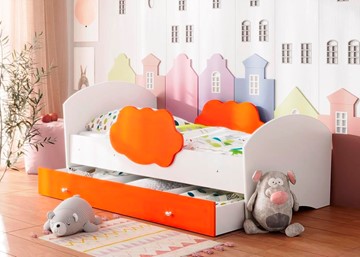 Детская кровать с бортиками Тучка с ящиком, корпус Белый, фасад Оранжевый в Абакане